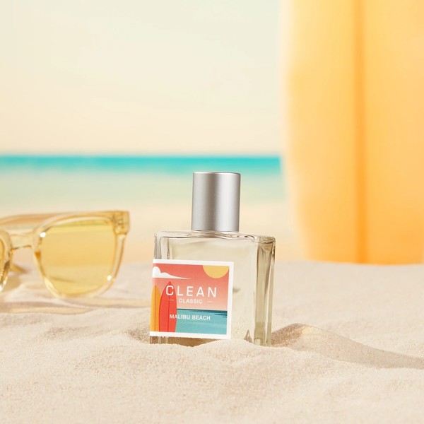 В преддверии летнего сезона американский бренд CLEAN запускает новый аромат коллекции CLEAN CLASSIC под названием Malibu Beach. Это лимитированное издание, вдохновлённое тёплым солнцем, песчаными пляжам, прибоем и ласковым солёным бризом Малибу, передаёт атмосферу беззаботной жизни на побережье.  

Новинка принадлежит к семейству цветочно-ванильных ароматов и описывается как идеальный парфюм на каждый день, жизнерадостный и комфортный. Кроме того, Malibu Beach можно сочетать (наслаивать) с другими ароматами бренда, например с CLEAN CLASSIC Apple Blossom, чтобы получить более фруктовое и игривое звучание, CLEAN CLASSIC Skin, чтобы добавить больше женственности и чувственности, а также с CLEAN RESERVE Skin или CLEAN RESERVE H2EAU Amber Cashmere, чтобы придать композиции мягкость и бархатистость.  

Malibu Beach открывается энергичным миксом солёного кокоса и бергамота, воплощающим тихоокеанский прибой. Далее следует жизнерадостный, солнечный цветочный букет. А завершает образ мягкая древесная база, украшенная ванильной орхидеей и сладкими мускусами,  напоминающая о томном отдыхе на побережье. Этот аромат обещает погрузить вас в атмосферу летнего блаженства.

Верхние ноты: Кокос, Бергамот, Кардамон
Сердце: Иланг-Иланг, Жасмин, Гелиотроп
База: Ванильная Орхидея, Сладкие Мускусы, Светлое Дерево

***
Аромат доступен во флаконе объёмом 60 мл в концентрации Eau de Toilette.