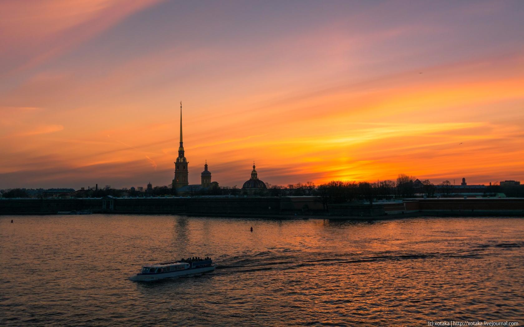 Петропавловская крепость в Санкт Петербурге с Невы