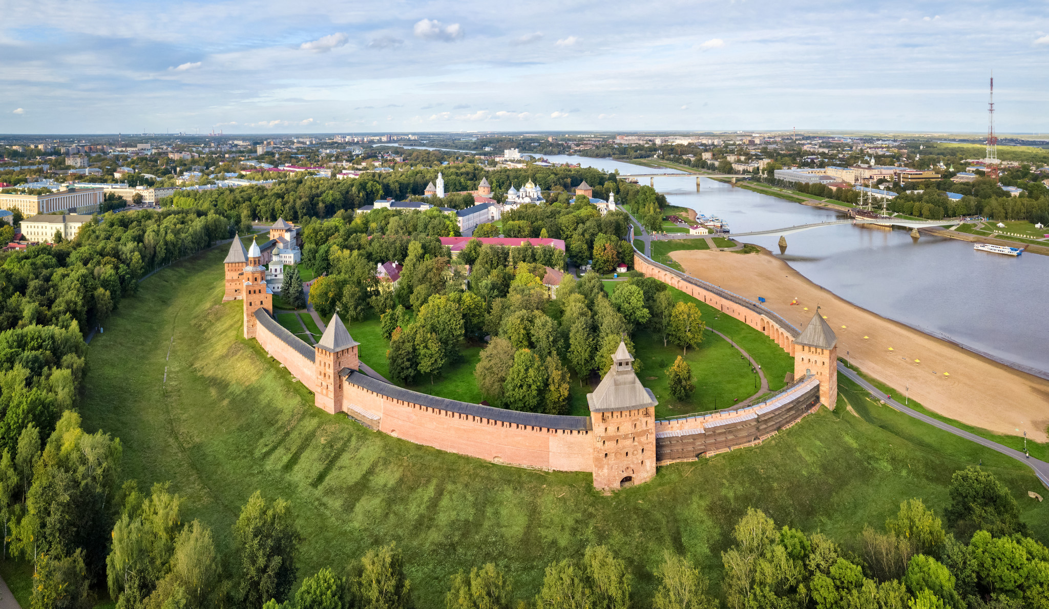 Вег новгород. Новгородский Детинец Великий Новгород. Новгородский Кремль Детинец. Великий Новгород Детинец Кремль. Новгородский Детинец достопримечательности Великого Новгорода.