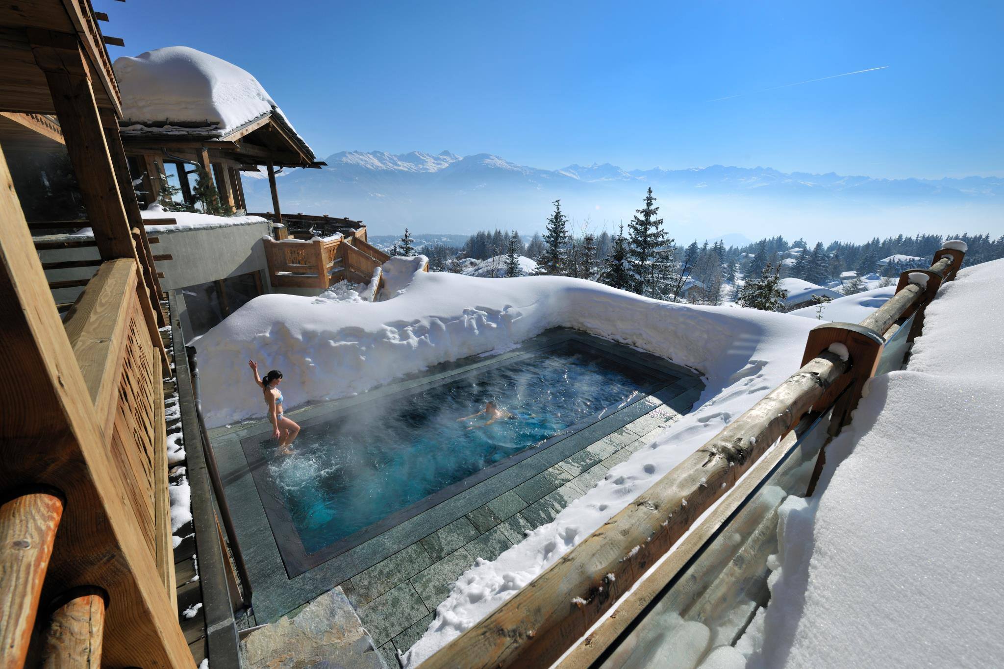 Спа тур выходного дня. Охта парк бассейн зимой. Открытый бассейн Охта парк зимой. Lecrans Hotel & Spa - кран-Монтана, Швейцария. Охта парк бассейн под открытым небом зимой.