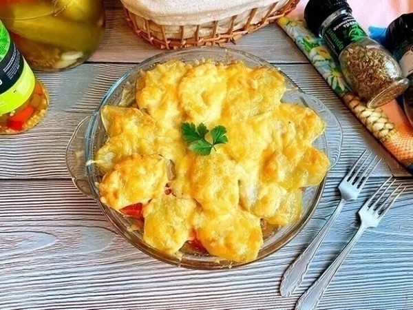 Мясо по-королевски с картошкой и грибами .

Ингредиенты:
- Картофель – 400 г.
- Свиная вырезка – 300 г.
- Лук репчатый – 1 шт.
- Морковь среднего размера – 1 шт.
- Шампиньоны – 150 г.
- Майонезный соус – 3 ст. л.
- Твёрдый сыр – 100 г.
- Соль, специи – по вкусу.

Способ приготовления:
Мясо нарезать небольшими плоскими кусочками и немного отбить с каждой стороны кухонным молоточком; Форму для запекания смазать растительным маслом, а затем выложить в нее подготовленные кусочки мяса; Приправьте кусочки мяса солью – предпочтительно использовать гималайскую розовую соль; Если блюдо не предполагается для детей, то приправьте мясо черным молотым перцем; Свинину нужно смазать майонезным соусом; Луковицу очистить и нарезать тонкими полукольцами, а затем выложить лук на мясо равномерным слоем; Если у вас использованы свежие грибы, то их нужно нарезать и выложить поверх лукового слоя. Если же грибы заморожены, то их нужно просто выложить – обжаривать грибы не нужно; Помидоры нужно нарезать кружочками и также выложить поверх остальных слоев; Картошку очистить и нарезать тонкими слайсами. Выложите картофель очередным слоем в форму для запекания; Картофельный слой смазать майонезным соусом; Твердый сыр нужно натереть, а затем обильно посыпать запеканку. Форму накрыть фольгой и поставить выпекаться на полчаса. Затем снять фольгу и запекать блюдо еще 10 минут; Твердый сыр нужно натереть, а затем обильно посыпать запеканку. Форму накрыть фольгой и поставить выпекаться на полчаса. Затем снять фольгу и запекать блюдо еще 10 минут.