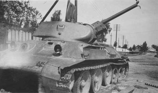 Советский танк Т-34, брошенный из-за технической неисправности в городе Лунинец,Брестская область, Белоруссия. Экипаж перед тем, как оставить машину, вывел из строя орудие танка.Время съемки: июнь-июль 1941 года.