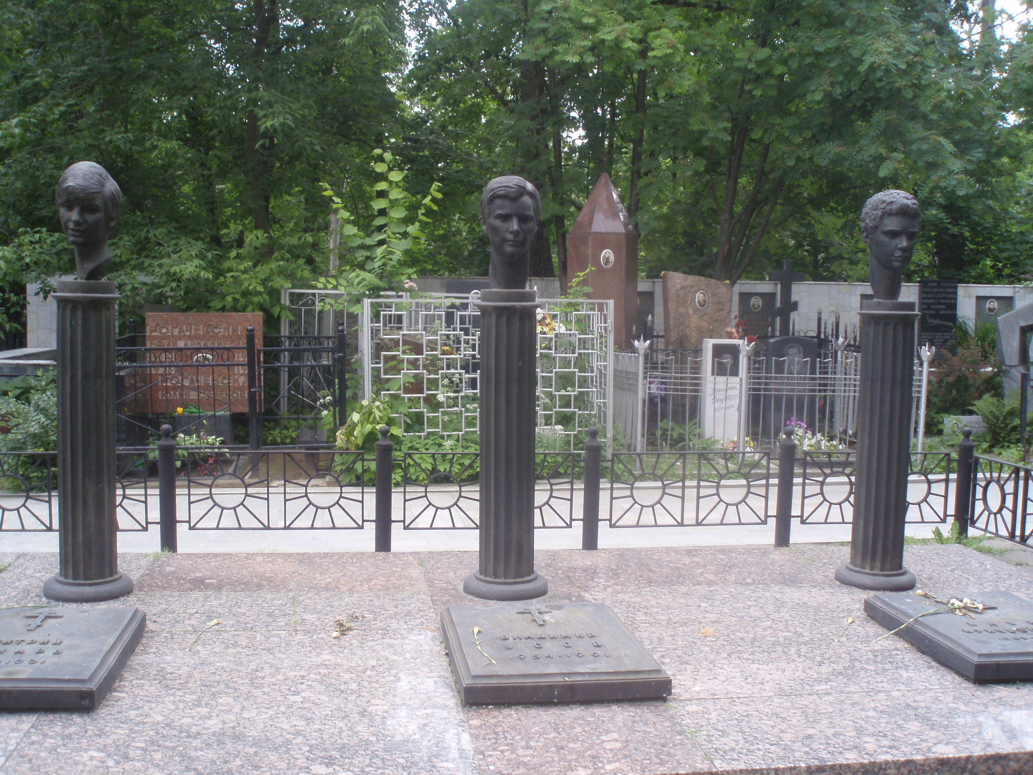 Могила леонида харитонова на ваганьковском кладбище фото