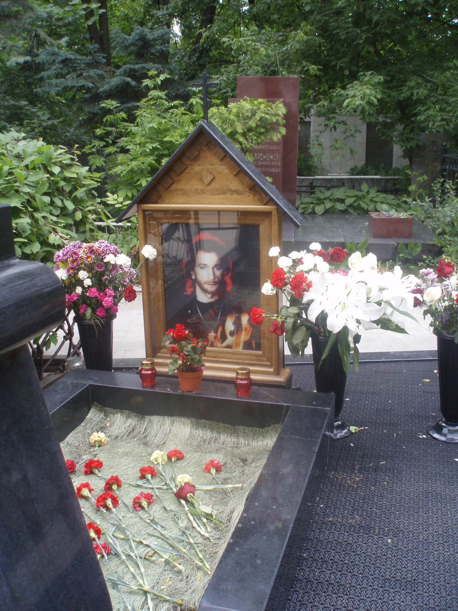 Тальков похоронен. Могила Игоря Талькова на Ваганьковском кладбище. Ваганьковское кладбище Тальков.